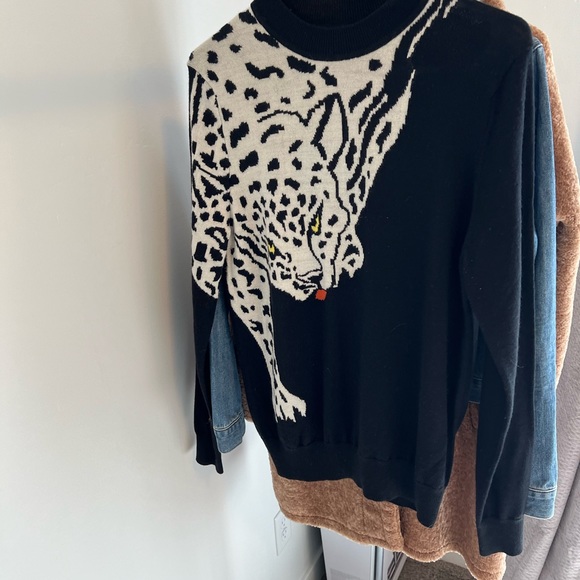 Very cute Pierre Cardin sweater. - Picture 3 of 3